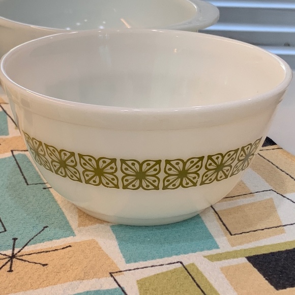 Vtg. Pyrex 1.5 qt Bowl, Autumn Floral (Verde) + NEW Retro Avocado Potholder - Picture 4 of 16